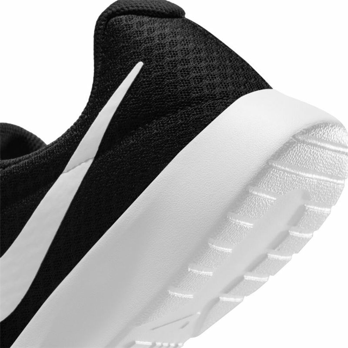 Nike Casual Tanjun Men's Trainers - Black - product view 3