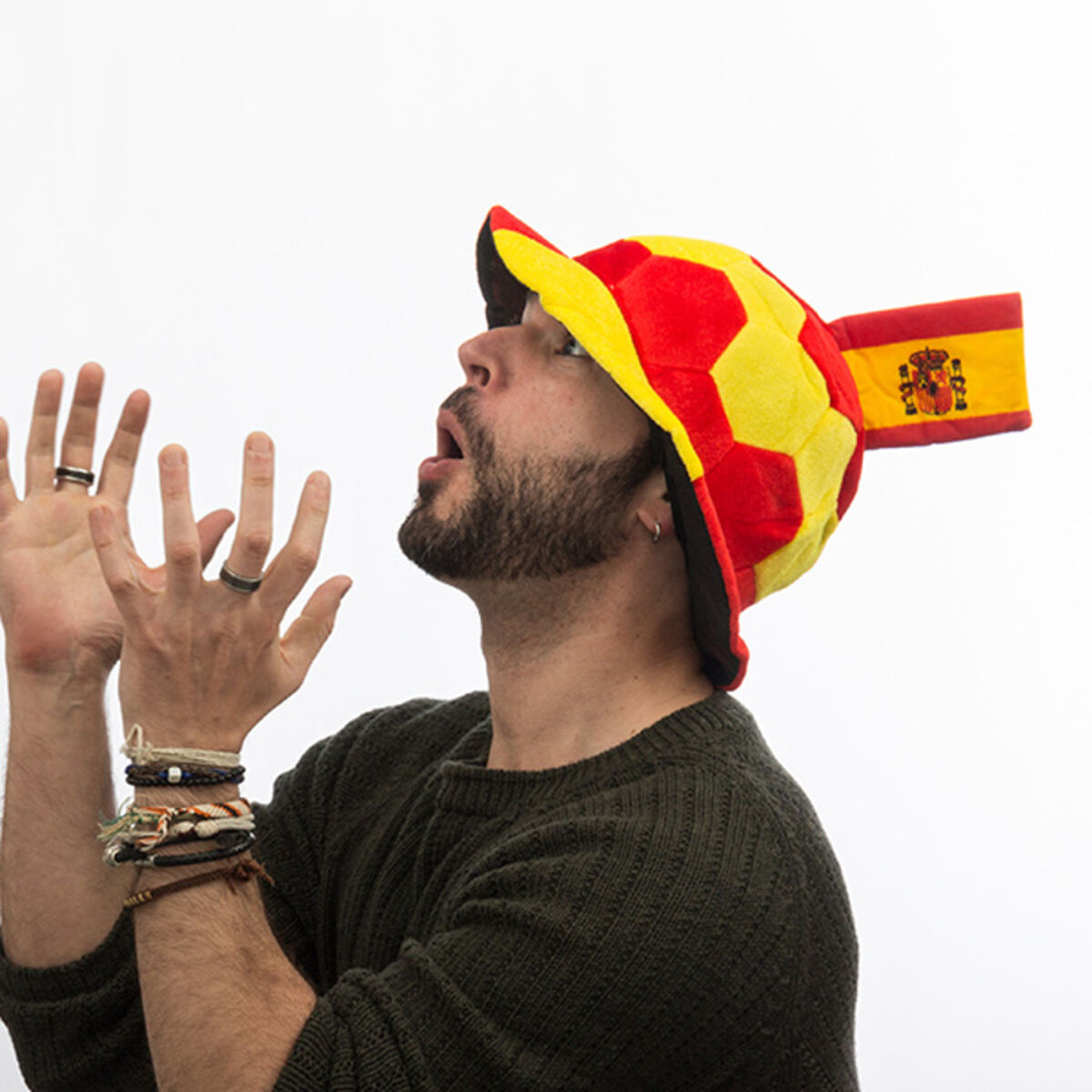 Football Hat with Spanish Flag Embellishment – Produktbild 1
