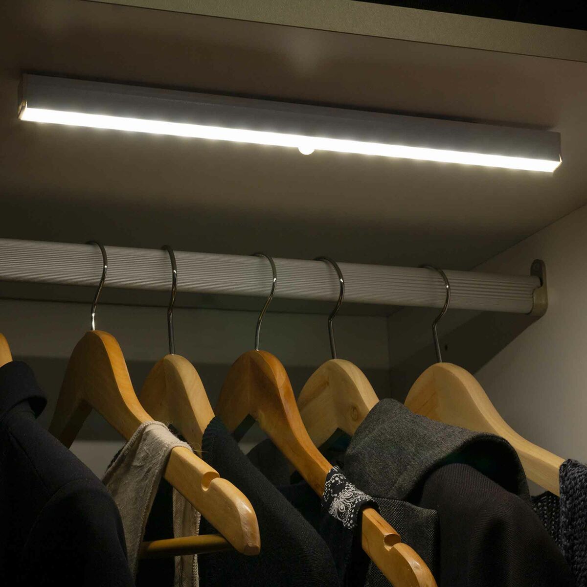 KSIX LED-Licht mit Movement Sensor Grace (55 cm) - BYAG.Beleuchtung > InnenbeleuchtungKSIXBYAG.S19060308427542122854KSIX LED-Licht mit Movement Sensor Grace (55 cm)